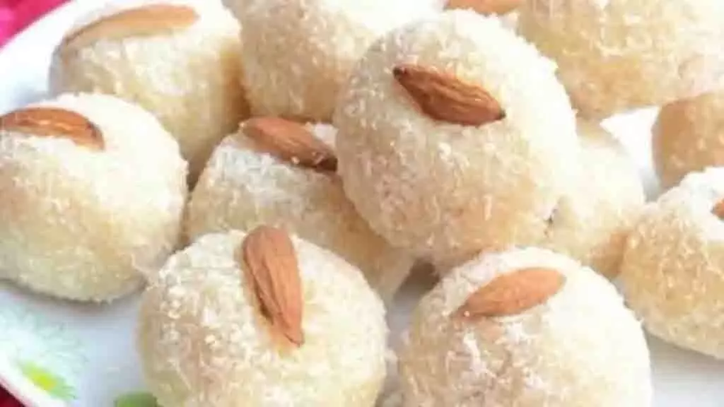 Coconut Sweets Recipe: भाई दूज पर  भाइयों के लिए बनाएं नारियल की  मिठाइ