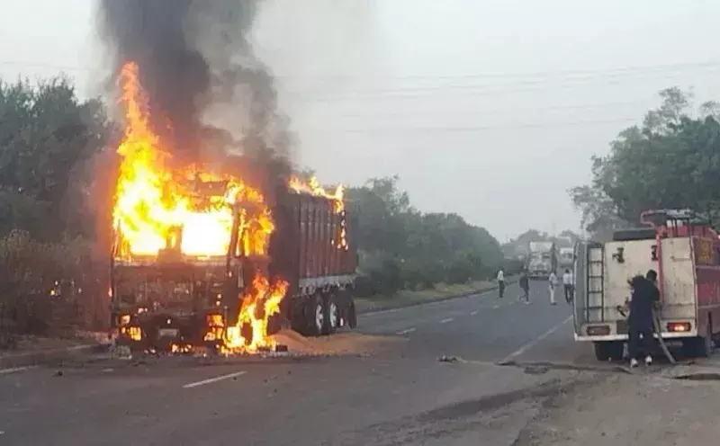 Khargone: गेहूं से भरे ट्रक ने बाइक को मारी जोरदार टक्कर, ट्रक में लगी भीषण आग