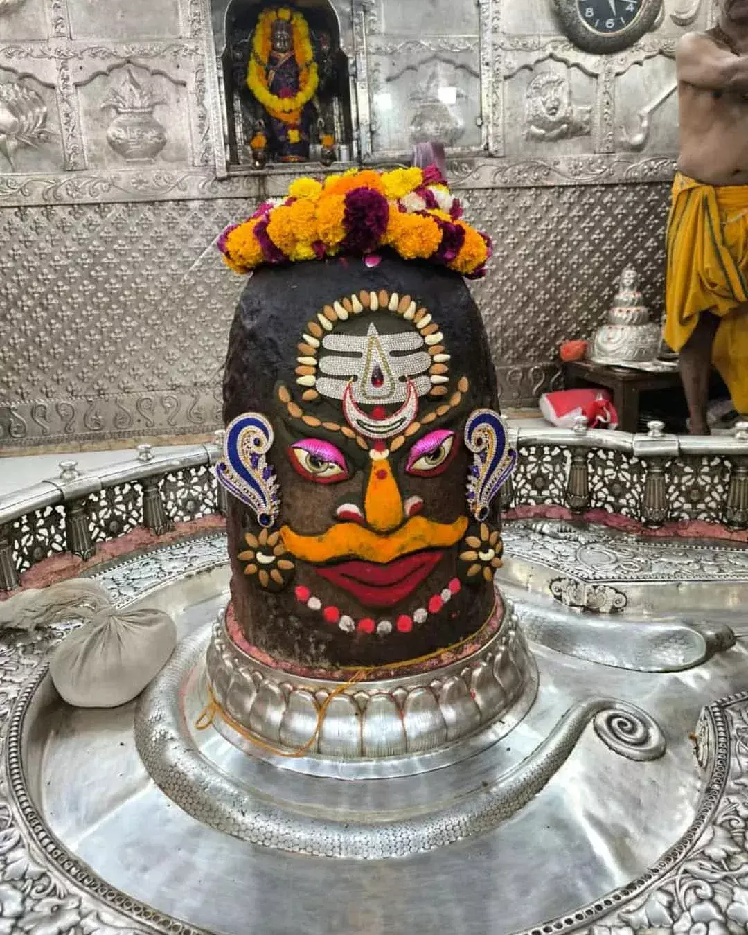 Ujjain : गोवर्धन पूजा पर सूर्य, चंद्र, त्रिपुंड और भांग से सजे महाकाल