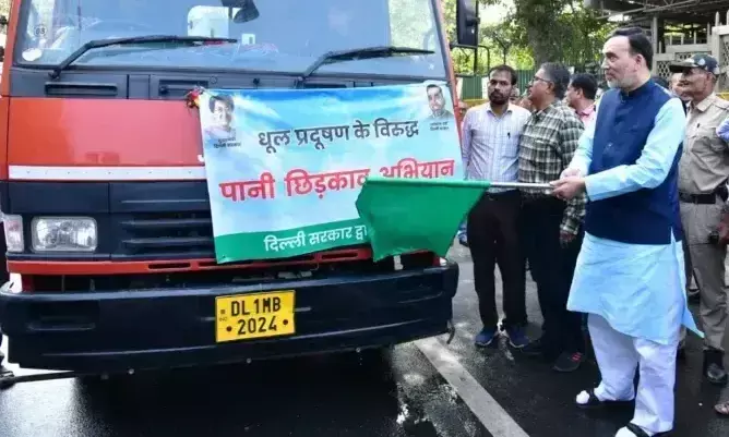 New Delhi: दिल्ली सरकार ने शुरू किया पानी छिड़काव का विशेष अभियान