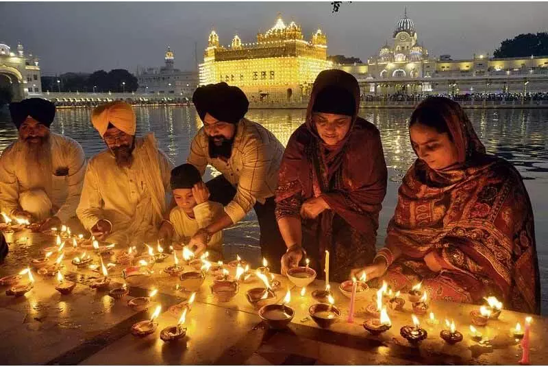 Bandi Chhor Divas मनाने के लिए स्वर्ण मंदिर में उमड़े श्रद्धालु