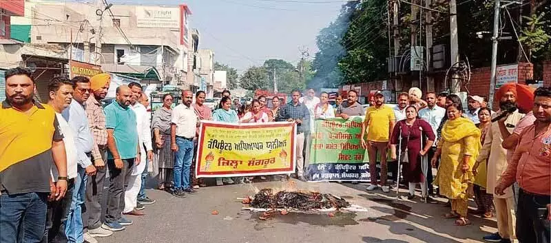 Punjab: प्रदर्शनकारी शिक्षकों ने सरकार का पुतला जलाया