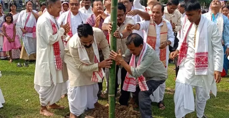 Assam : डेमो सार्वजनिक खेल के मैदान में श्री श्री कृष्ण रास लीला का लाई खुटा बनाया गया