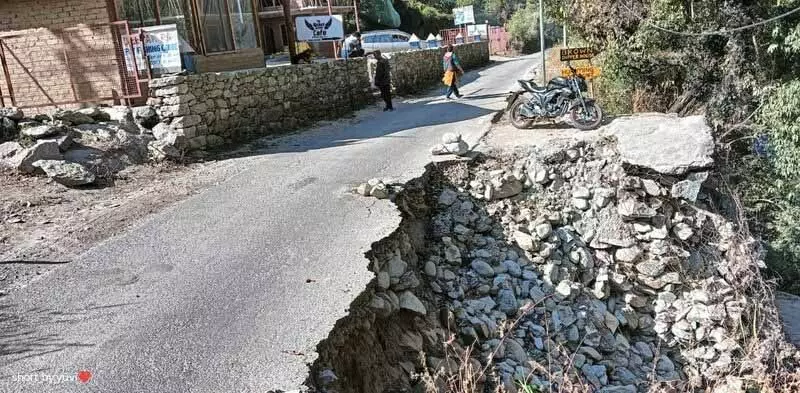 Himachal: बाढ़ से क्षतिग्रस्त तीर्थन घाटी की सड़कों की अभी तक मरम्मत नहीं