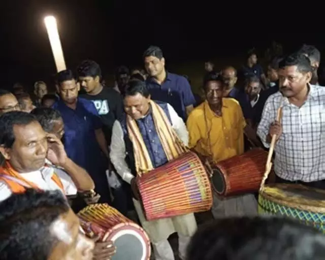 Odisha CM Majhi ने अपने गांव में परिवार के साथ दिवाली मनाई