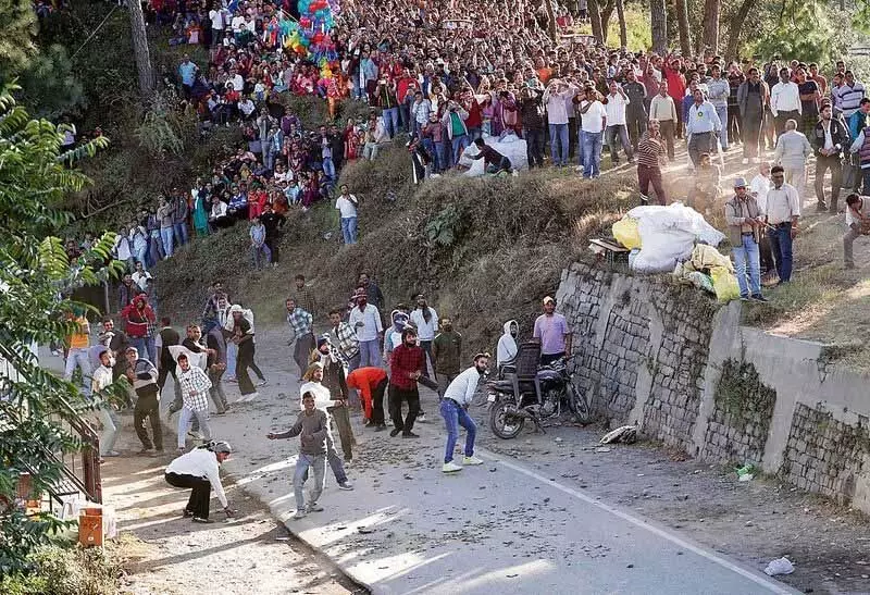 Himachal: हलोग में पत्थर मेला आयोजित हुआ