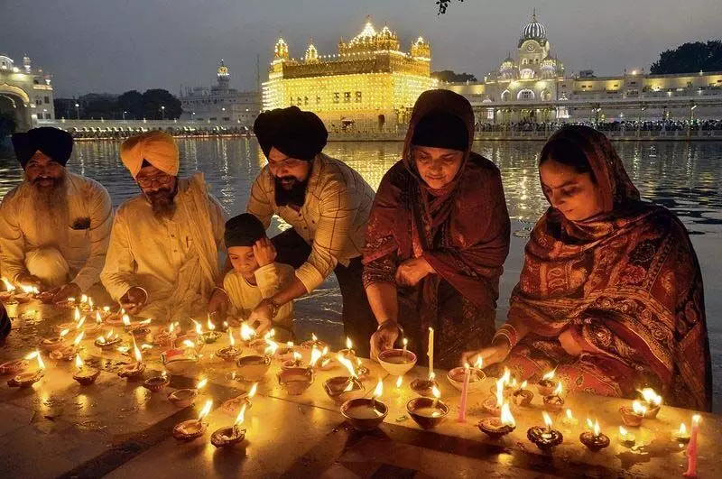 Amritsar: भक्तों ने सुनहरी मंदिर का निरीक्षण करने के लिए बंदी छोर दीवास का निरीक्षण किया