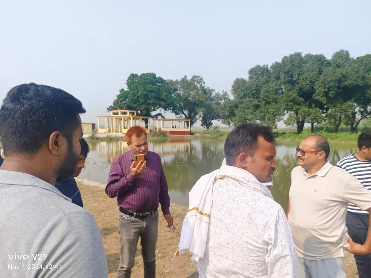 Kushinagar: अपर जिलाधिकारी ने किया छठ घाट का निरीक्षण