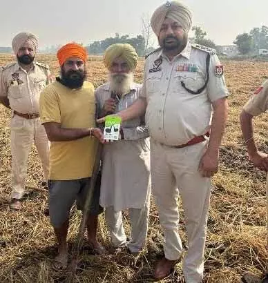 Ferozepur पुलिस ने पराली प्रबंधन के लिए किसानों को पुरस्कृत किया