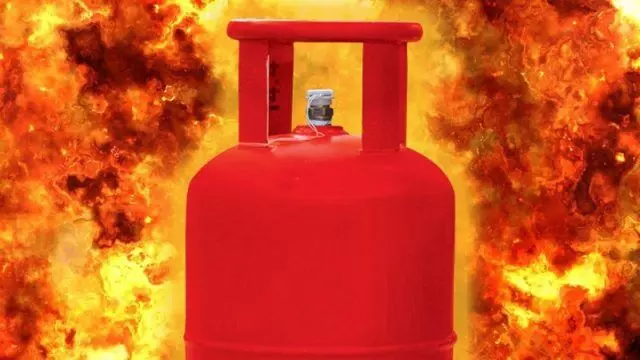 Gas cylinder फटने से घर की छत उड़ गई, परिवार बाल-बाल बचा