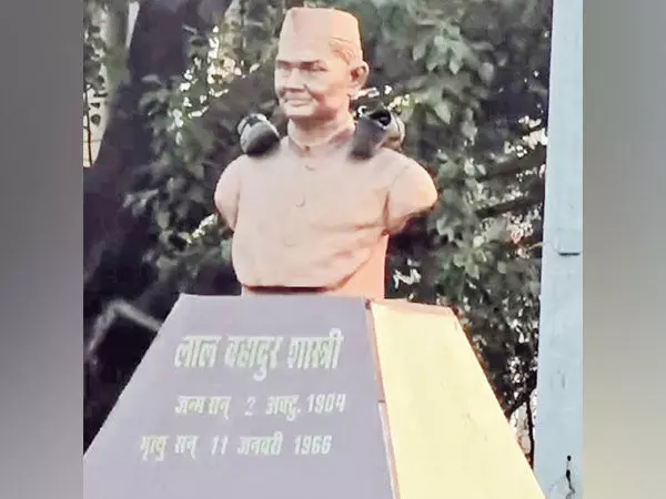 Bhopal में लाल बहादुर शास्त्री की प्रतिमा पर अज्ञात व्यक्ति ने जूते फेंके, पुलिस ने जांच शुरू की