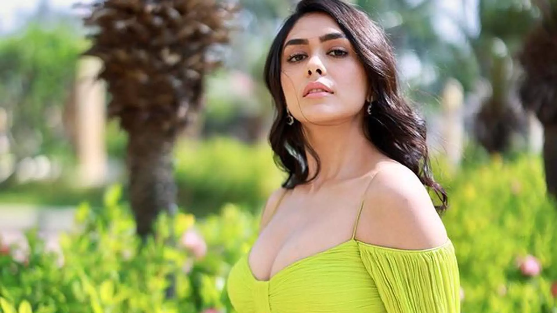 Mrunal Thakur ने फैन्स के फोटोशॉप्ड वीडियो की आलोचना करने के बाद टिप्पणी हटा दी