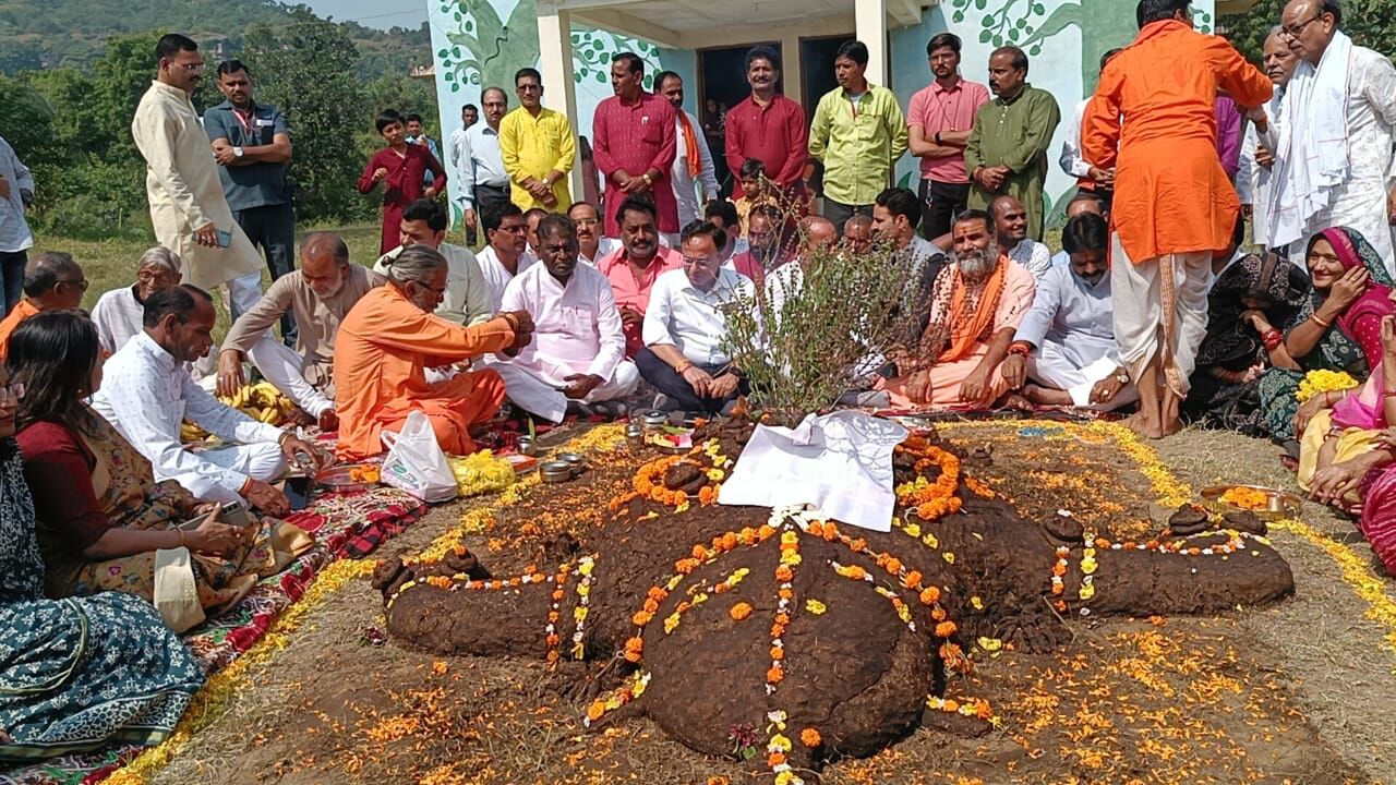 नन्दन वन Raisen बायपास स्थित श्रीकृष्ण गौशाला में जिला स्तरीय गोवर्धन पूजा कार्यक्रम आयोजित