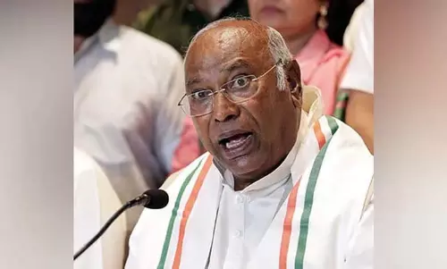 केवल गांधी परिवार के चौकीदार की भूमिका न निभाएं: BJP to Kharge केवल गांधी परिवार के चौकीदार की भूमिका न निभाएं: BJP to Kharge