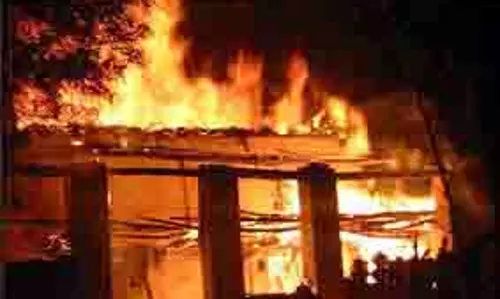 Bihar: दबंगों ने मचाया उत्पात, माचिस देने से मना करने पर घर में लगाई आग Bihar: दबंगों ने मचाया उत्पात, माचिस देने से मना करने पर घर में लगाई आग