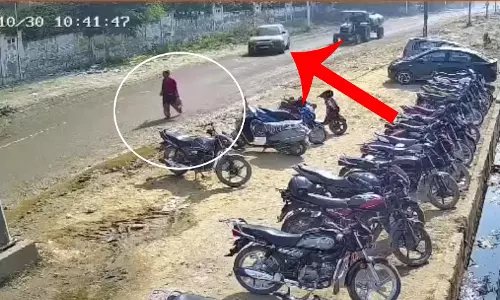 महिला की मौत का LIVE वीडियो, तेज रफ्तार कार ने ले ली जान