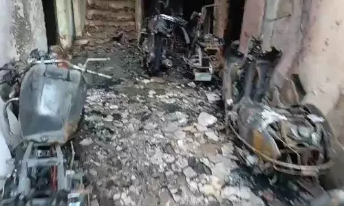 आगजनी से कई गाड़ियां जलकर राख, बिल्डिंग के लोग सहमे