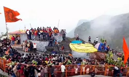 Karnataka: मंदिर मेले में भीड़ बढ़ने से भगदड़, कई लोग घायल Karnataka: मंदिर मेले में भीड़ बढ़ने से भगदड़, कई लोग घायल