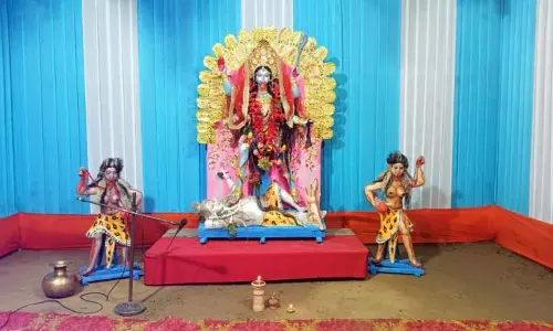 Assam: पूजा पंडाल में सभी पारंपरिक अनुष्ठानों के साथ काली पूजा की गई Assam: पूजा पंडाल में सभी पारंपरिक अनुष्ठानों के साथ काली पूजा की गई