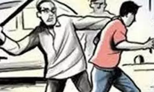 Noida: स्विफ्ट कार चालक ने सुरक्षाकर्मी का फोड़ा सिर