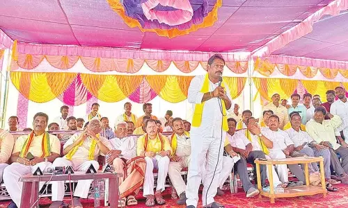 Andhra: जेएसपी नेल्लीमार्ला विधायक पर टीडीपी नेताओं का गुस्सा Andhra: जेएसपी नेल्लीमार्ला विधायक पर टीडीपी नेताओं का गुस्सा