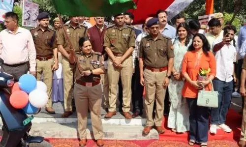 Noida: पुलिस आयुक्त लक्ष्मी सिंह ने यातायात जागरूकता रैली को दिखाई हरी झंडी