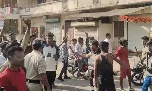 Indore: दो पक्षों में बच्चों के पटाखा जलाने को लेकर हुआ पथराव Indore: दो पक्षों में बच्चों के पटाखा जलाने को लेकर हुआ पथराव