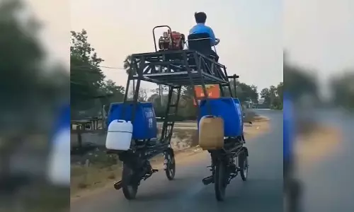 शख्स ने जुगाड़ से बनाई अनोखी गाड़ी, VIDEO देख घूमा लोगों का सिर शख्स ने जुगाड़ से बनाई अनोखी गाड़ी, VIDEO देख घूमा लोगों का सिर
