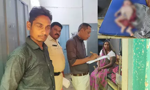 स्वास्थ्य केन्द्र में 2 घंटे तक तड़पती रही गर्भवती महिला, नवजात की मौत, डॉक्टर-नर्स की बड़ी लापरवाही स्वास्थ्य केन्द्र में 2 घंटे तक तड़पती रही गर्भवती महिला, नवजात की मौत, डॉक्टर-नर्स की बड़ी लापरवाही