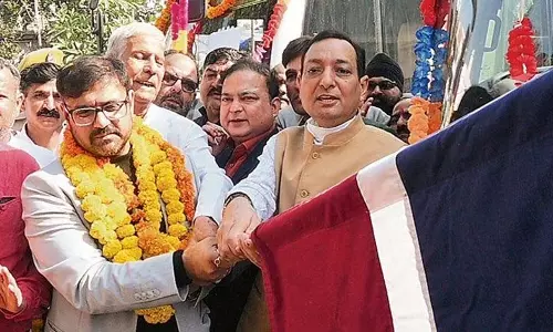 परिवहन मंत्री ने Jammu में बसों को हरी झंडी दिखाई