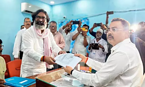 Jharkhand Polls: सीएम हेमंत सोरेन नए विवाद में, इस बार उनकी उम्र को लेकर Jharkhand Polls: सीएम हेमंत सोरेन नए विवाद में, इस बार उनकी उम्र को लेकर