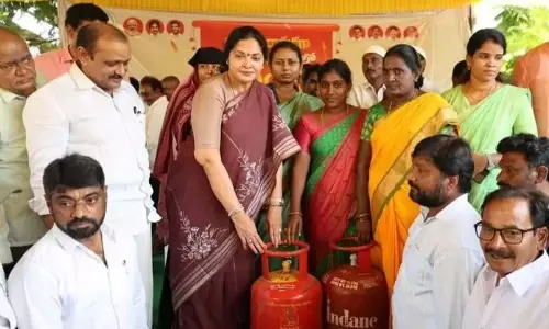 Nellore में मुफ़्त गैस सिलेंडर मिलने से उत्सव का माहौल बन गया