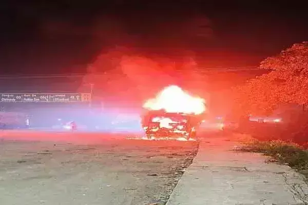 Dhanbad: मैथन टोल प्लाजा के पास ट्रक में लगी आग, जलकर हुआ राख Dhanbad: मैथन टोल प्लाजा के पास ट्रक में लगी आग, जलकर हुआ राख