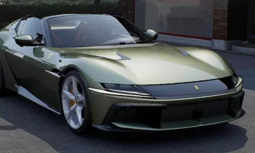 Luxury कारें खरीदने के लिए लोगों की कतार लगी रही Luxury कारें खरीदने के लिए लोगों की कतार लगी रही