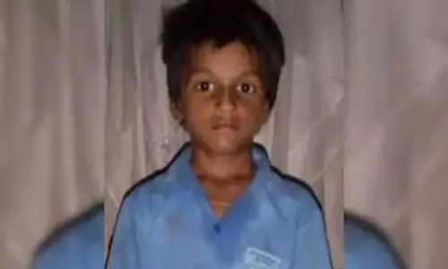 Jaipur: कांच के ग्लास में पटाखा फाेड़ने से उछले टुकड़े से बच्चे की हुई मौत Jaipur: कांच के ग्लास में पटाखा फाेड़ने से उछले टुकड़े से बच्चे की हुई मौत