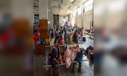 महापर्व छठ: ट्रेनों में भारी भीड़, बस मालिकों की चांदी