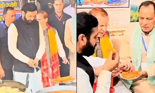 Haryana के मुख्यमंत्री ने गोहाना में जलेबी बनाने में अपना हाथ आजमाया Haryana के मुख्यमंत्री ने गोहाना में जलेबी बनाने में अपना हाथ आजमाया