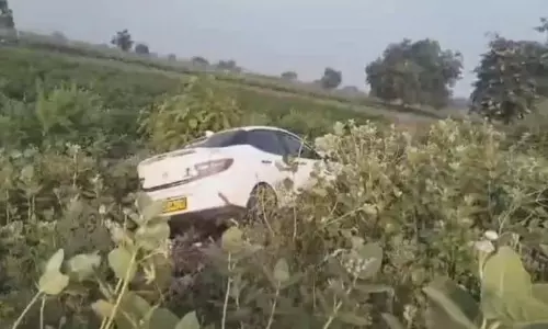Kurnool जिले में सड़क दुर्घटना, तीन की मौत Kurnool जिले में सड़क दुर्घटना, तीन की मौत