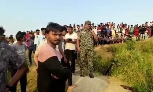 Kiriburu में शिवलिंग तोड़े जाने से भड़का गुस्सा, टायर जला कर सड़क जाम Kiriburu में शिवलिंग तोड़े जाने से भड़का गुस्सा, टायर जला कर सड़क जाम