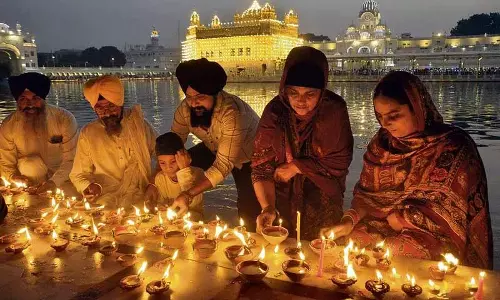 Bandi Chhor Divas मनाने के लिए स्वर्ण मंदिर में उमड़े श्रद्धालु