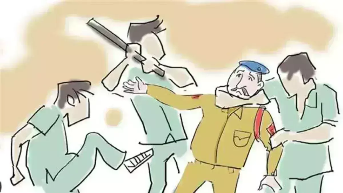 Bareilly: दिवाली पर जुआ रोकने गई पुलिस पर हुआ हमला