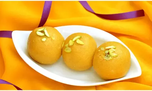 खोया काजू बेसन के लड्डू से बनाएं त्योहार को खास