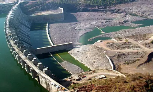 Andhra: पोलावरम परियोजना की ऊंचाई घटाकर सरकार ने इसे बैराज बना दिया