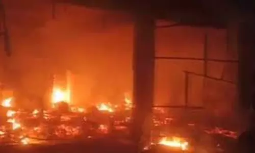 Meerut: गाडियों के शोरूम में लगी भीषण आग