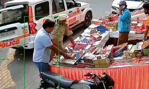 police द्वारा पटाखे जब्त करने का वीडियो सामने आने से जांच शुरू police द्वारा पटाखे जब्त करने का वीडियो सामने आने से जांच शुरू