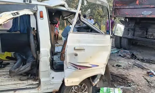 Sundergarh में वैन के ट्रेलर से टकराने से पांच लोगों की मौत, पांच घायल