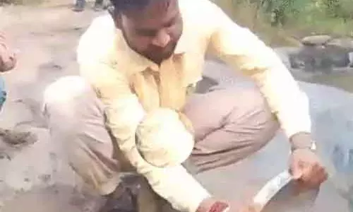 युवा MLA का अलग अंदाज, महिला के साथ बर्तन धोने में बंटाया हाथ