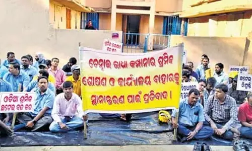 Odisha में दुर्व्यवहार के विरोध में इंजीनियरिंग कंपनी के कर्मचारियों ने किया धरना