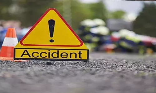 Jammu-Kashmir: कार के खाई में गिरने से 10 महीने के बच्चे समेत तीन की मौत