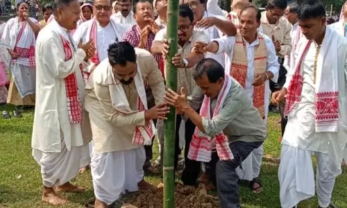 Assam : डेमो सार्वजनिक खेल के मैदान में श्री श्री कृष्ण रास लीला का लाई खुटा बनाया गया Assam : डेमो सार्वजनिक खेल के मैदान में श्री श्री कृष्ण रास लीला का लाई खुटा बनाया गया